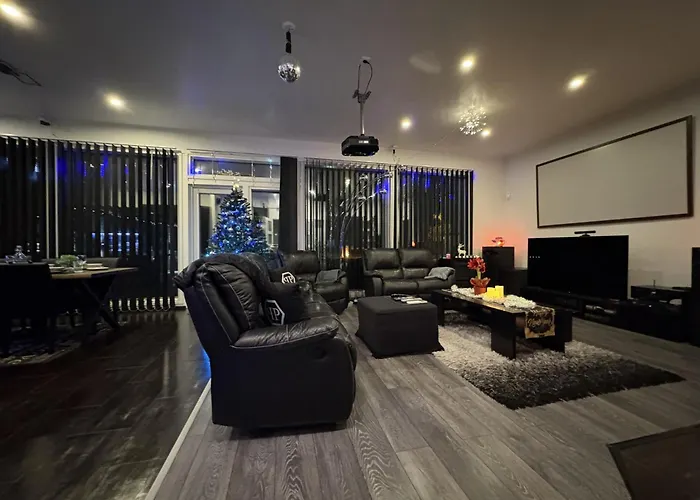 Moderni Perhehuvila Ulkoporealtaalla וילה *