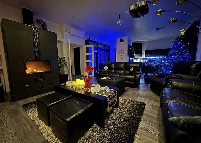 Moderni Perhehuvila Ulkoporealtaalla * רובניימי