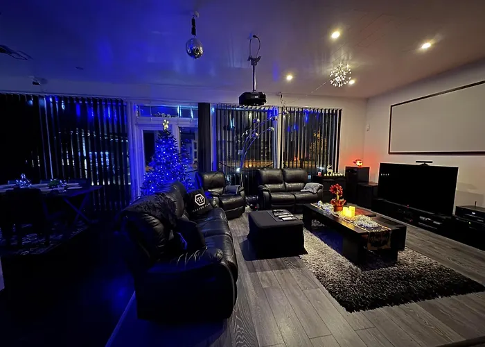 Moderni Perhehuvila Ulkoporealtaalla וילה *