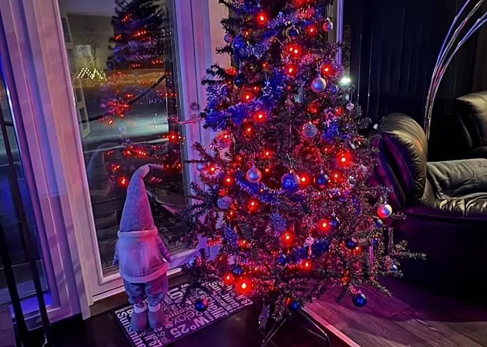 וילה Moderni Perhehuvila Ulkoporealtaalla *